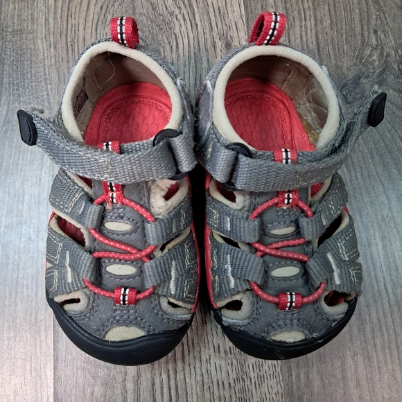 Keen Toddler Size 4 Red And Grey Sandals Hiking Closed Toe - Picture 3 of 7